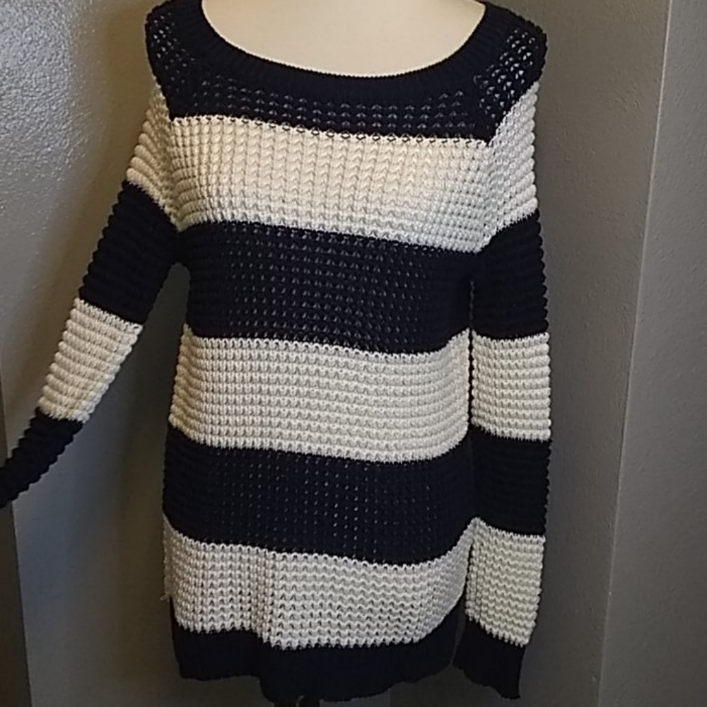 American Eagle Outfitters jogging sweater.